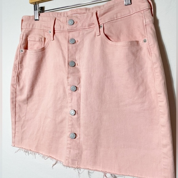 Old Navy light pink denim button up jean skirt sz. 10 with frayed hem - Picture 7 of 8